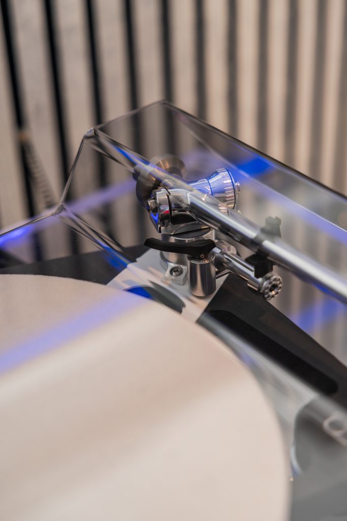 Rega Planar 10 turntable displayed in the SHORE Smart Home showroom.