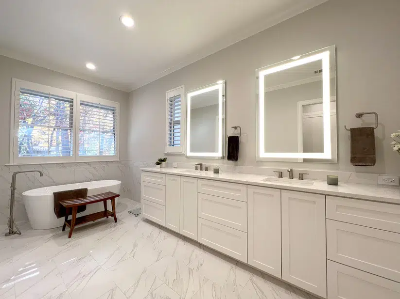 Séura lighted mirrors for luxury bathrooms